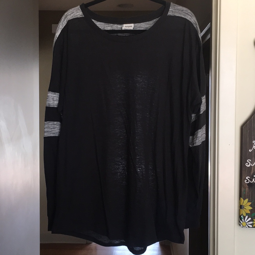 PINK brand. Black & heather gray material tee.